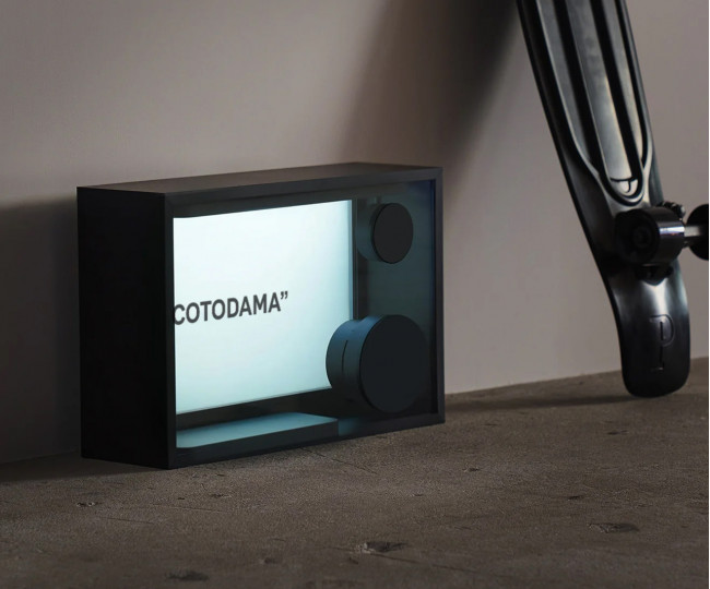 Акустичних система яка відображає текст пісні  COTODAMA Lyric Speaker Box